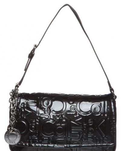 Calvin Klein Jeans Maggie handväska. Väskorna håller hög kvalitet.