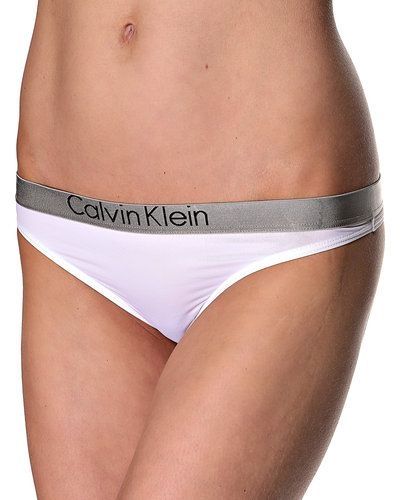 Till tjejer från Calvin Klein, en vit stringtrosa.