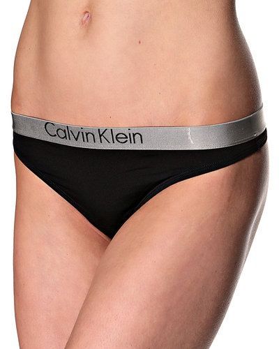 Till tjejer från Calvin Klein, en svart stringtrosa.