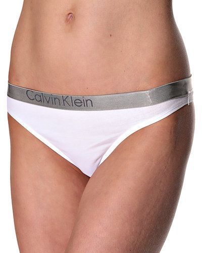 Till tjejer från Calvin Klein, en vit stringtrosa.
