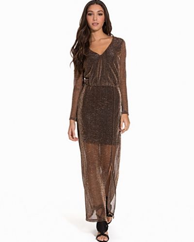 Till dam från NLY Trend, en metallicfärgad långärmad klänning.