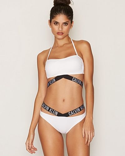 Till tjejer från Calvin Klein Underwear, en vit bikinitrosa.