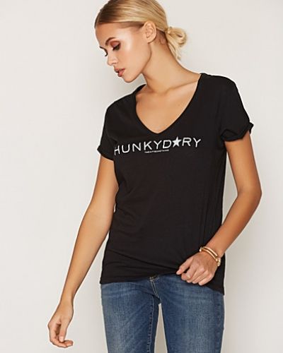 Till dam från Hunkydory, en svart t-shirts.