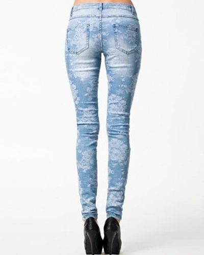 Till dam från VILA, en metallicfärgad slim fit jeans.