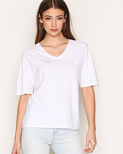 Till dam från Filippa K, en vit t-shirts.