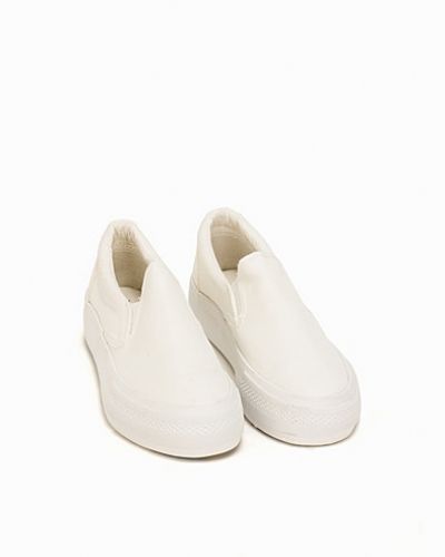 Till dam från New Look, en vit sneakers.