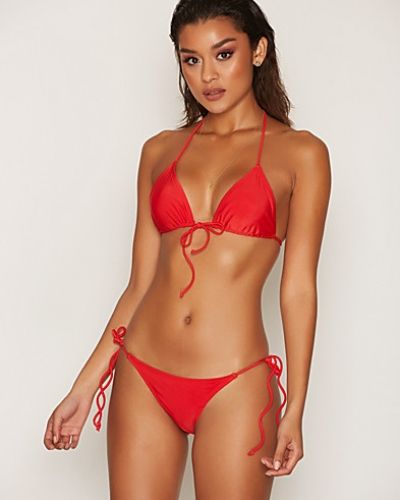 Till tjejer från NLY Beach, en röd bikinitrosa.