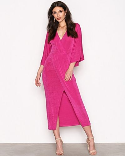 Till dam från NLY Trend, en rosa maxiklänning.