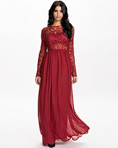 Till dam från Nly Eve, en röd långärmad klänning.