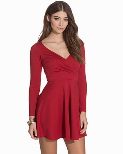 Till dam från NLY One, en röd långärmad klänning.
