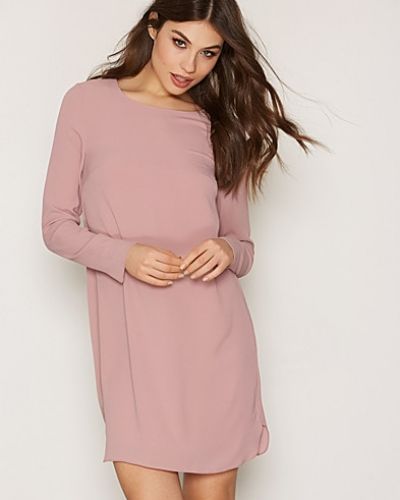 Till dam från NLY Trend, en rosa klänning.