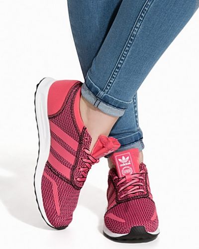 Rosa sneakers från Adidas Originals till dam.