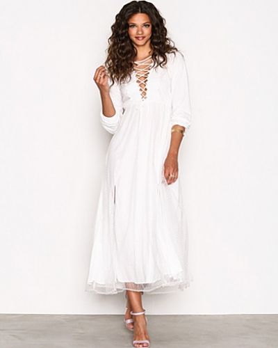 Till dam från Aéryne, en vit långärmad klänning.