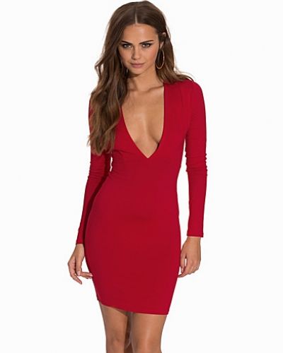 Till dam från NLY Trend, en röd långärmad klänning.