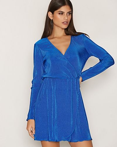 Till dam från NLY Trend, en blå långärmad klänning.