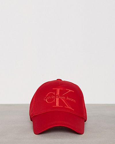 Röd huvudbonad från Calvin Klein