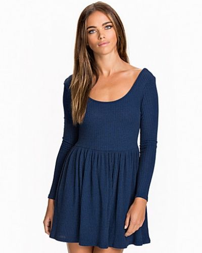 Blå långärmad klänning från NLY Trend till dam.