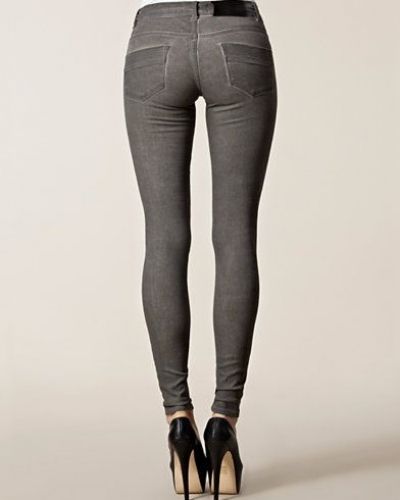 Till dam från Selected Femme, en grå slim fit jeans.