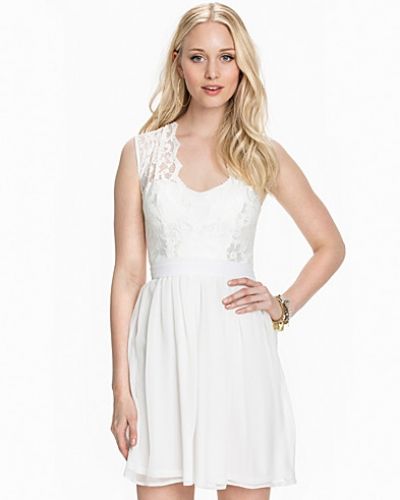Till dam från Elise Ryan, en vit klänning.