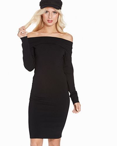 Till dam från Selected Femme, en svart klänning.