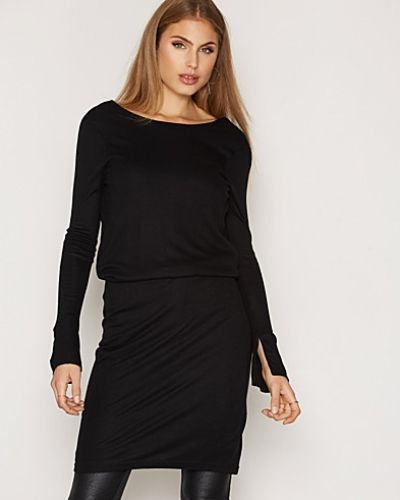 Till dam från Selected Femme, en svart långärmad klänning.