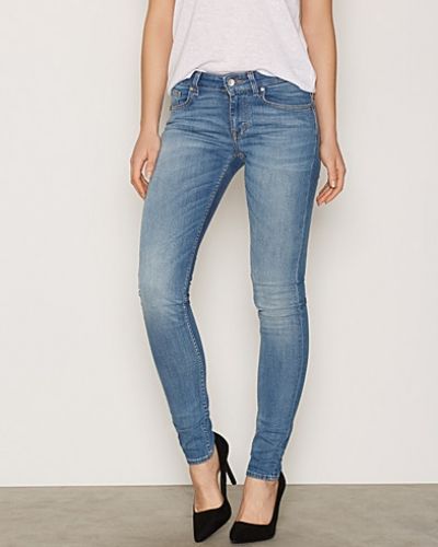 Till dam från Tiger of Sweden Jeans, en blå slim fit jeans.