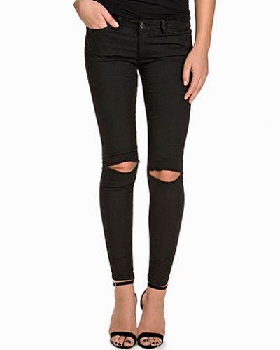 Till dam från NLY Trend, en svart slim fit jeans.