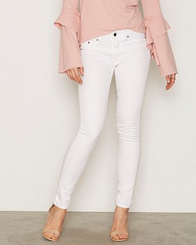 Till dam från NLY Trend, en vit slim fit jeans.