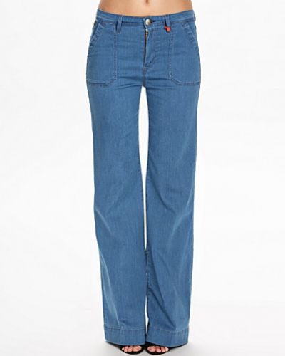 Till tjejer från Replay, en blå bootcut jeans.